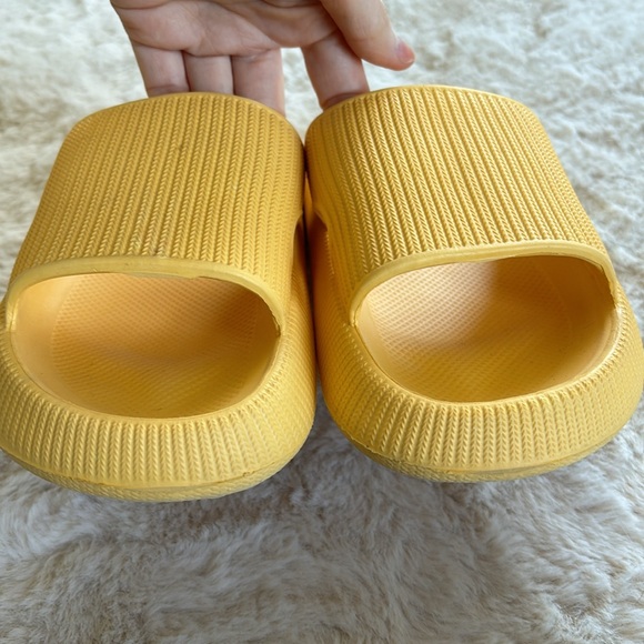Yellow cloud slip on slide sandals, size 9 - Picture 3 of 9